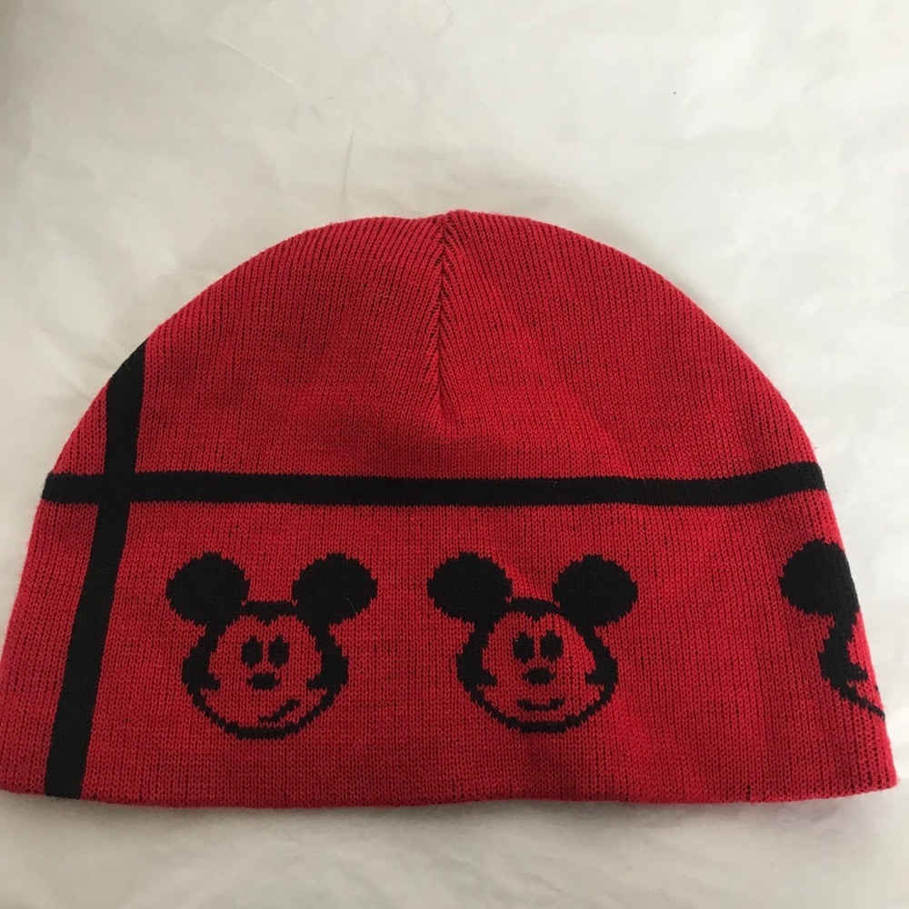 Walt Disney Wold red Mickey knit hat
